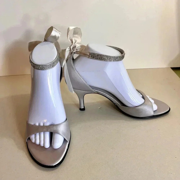 New in box Women's Colorifics Sandals, Silver, Size 8 M - Picture 3 of 15